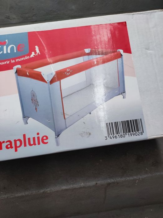 Cá de bebé novo em caixa