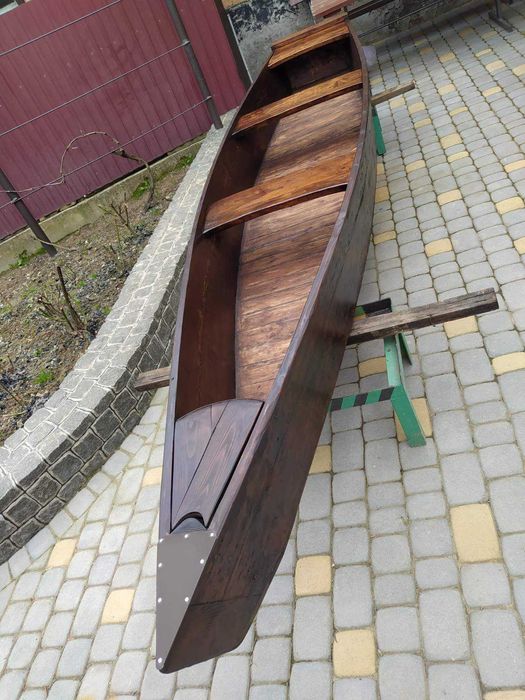 Лодка дерев'яна.