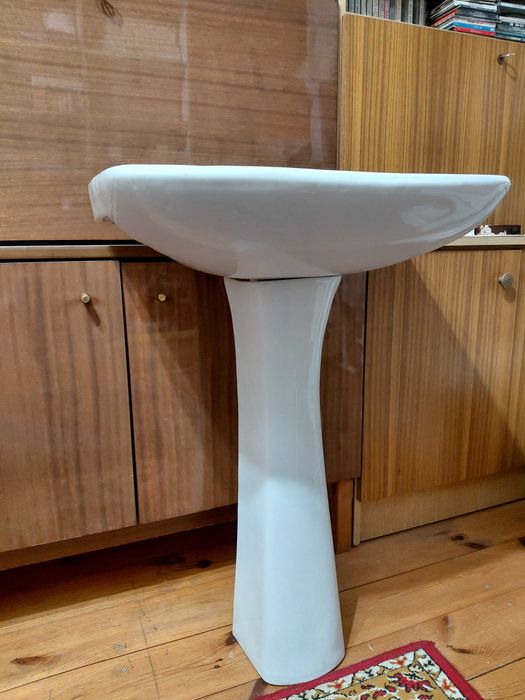 Umywalka z postumentem - ceramiczna