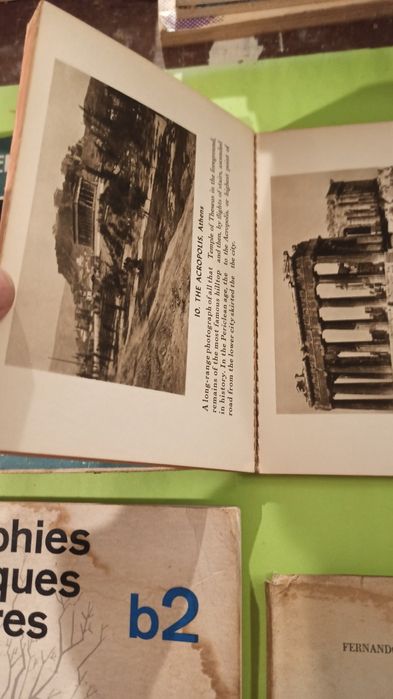 Diversos livros sobre arte e arquitetura.