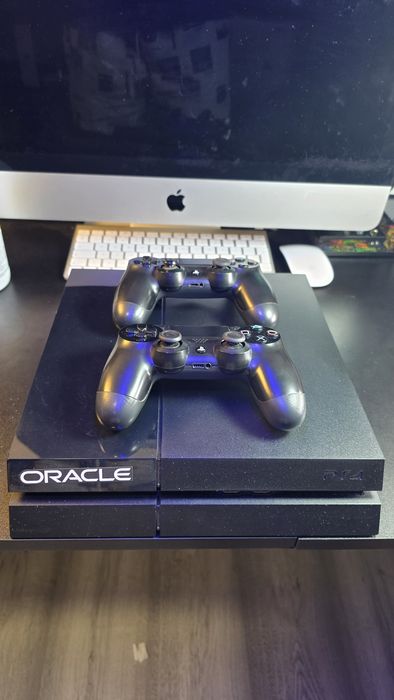 PlayStation 4 1TB com 2 Comandos e 8 Jogos na Caixa Original