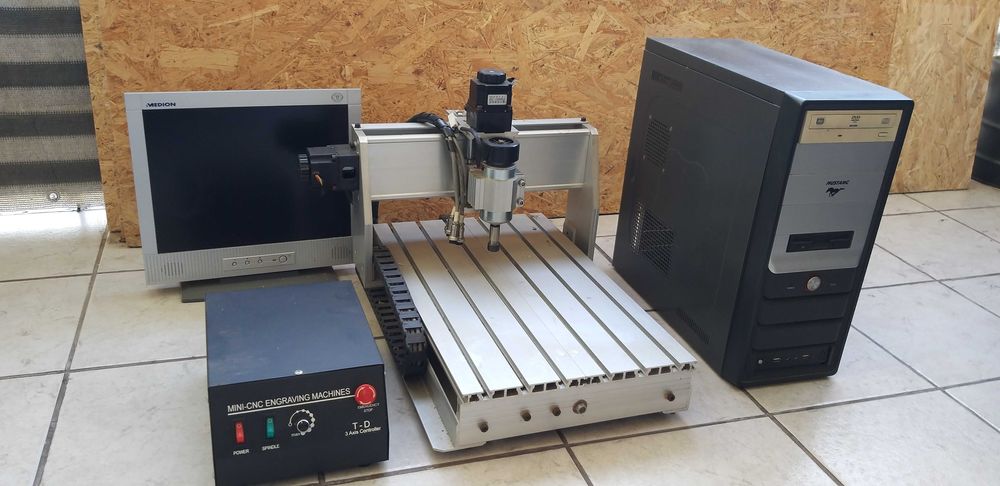 Mini frezarka CNC 3-osiowa + sterownik + komputer + monitor – komplet