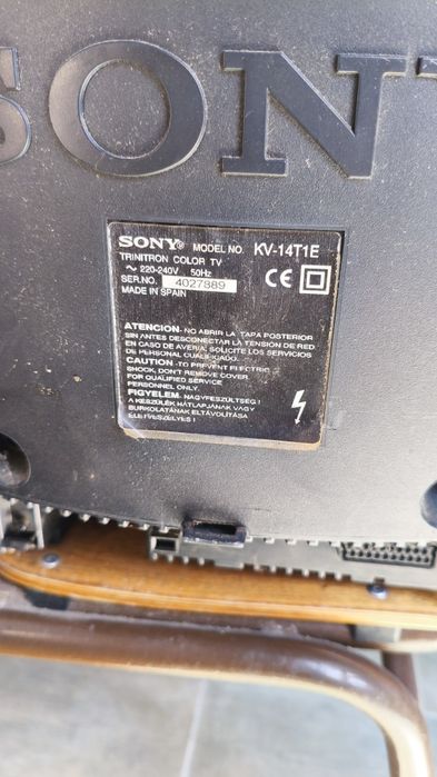 Televisão Sony Trinitron KV-14T1E a funcionar