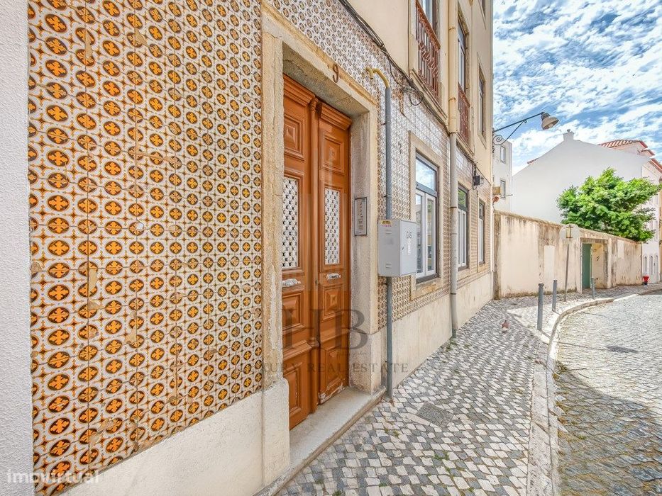 Apartamento T2 com Charme Clássico Renovado na Lapa | Lisboa