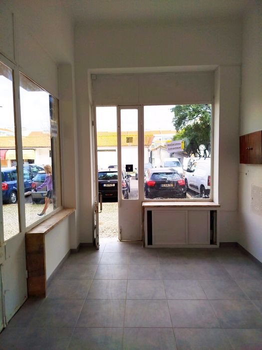 Loja às portas de Lisboa ( Damaia de cima) Amadora, Águas Livres