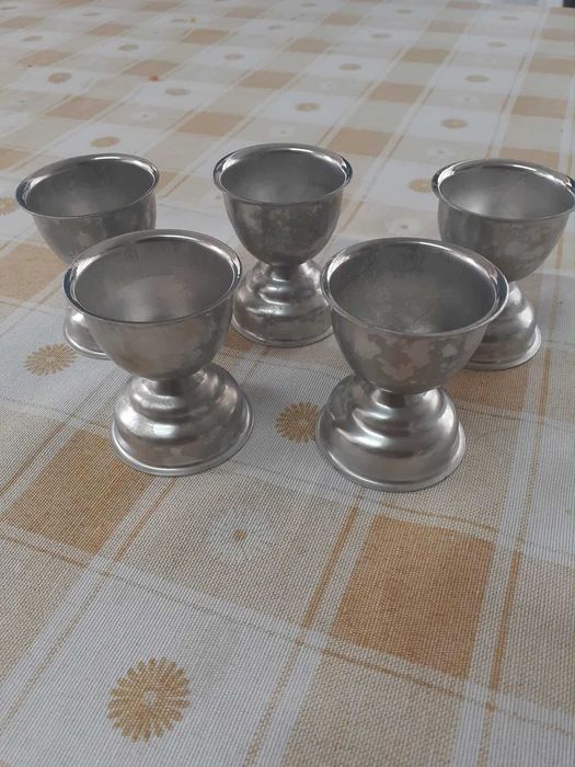 Vendo para desocupar conjunto de 5 cálices muito antigos em inox. 6€.