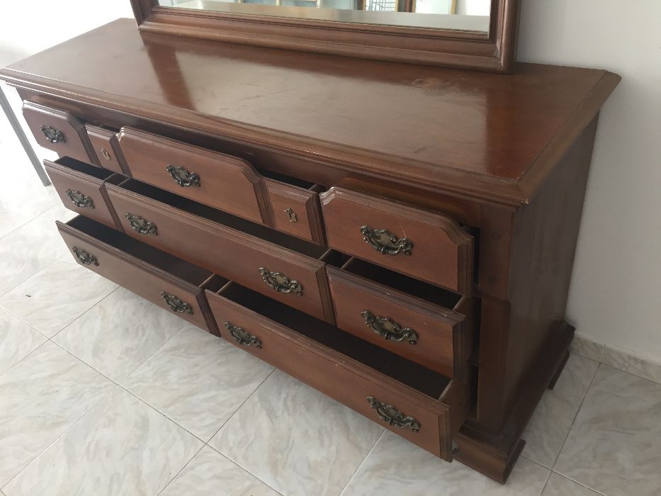 Cómoda e espelho vintage em madeira maciça