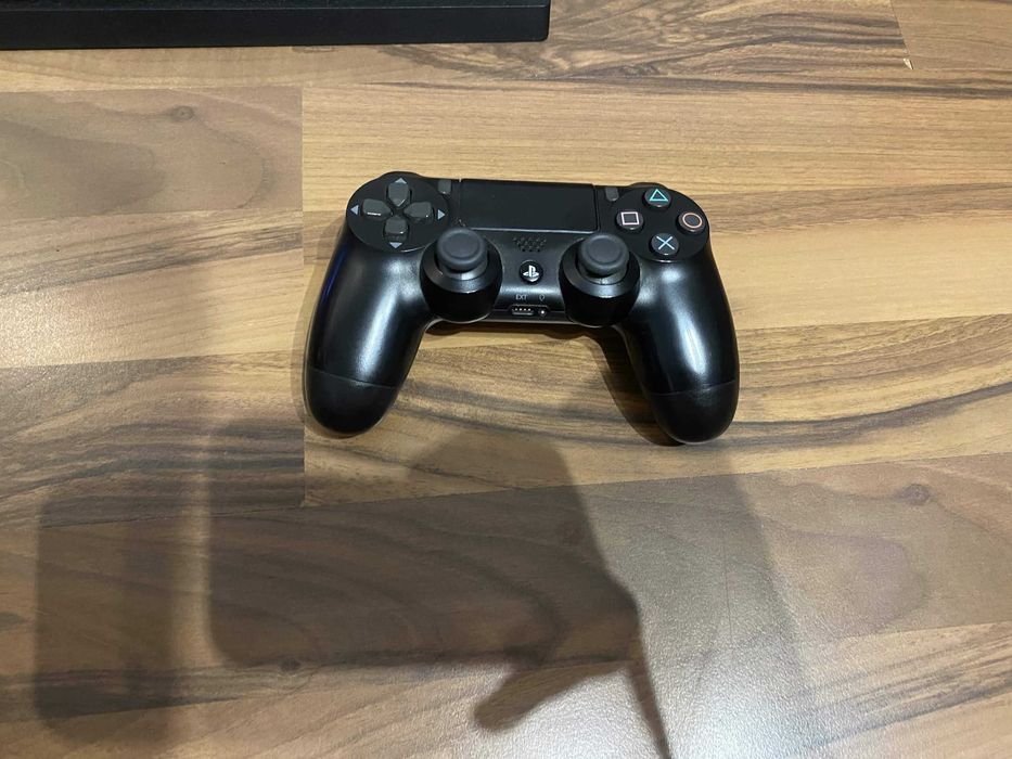 sprzedam konsole ps4 pro + kontroller