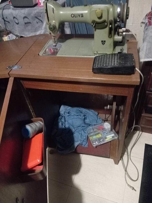 Vende-se rodas e máquina de costura