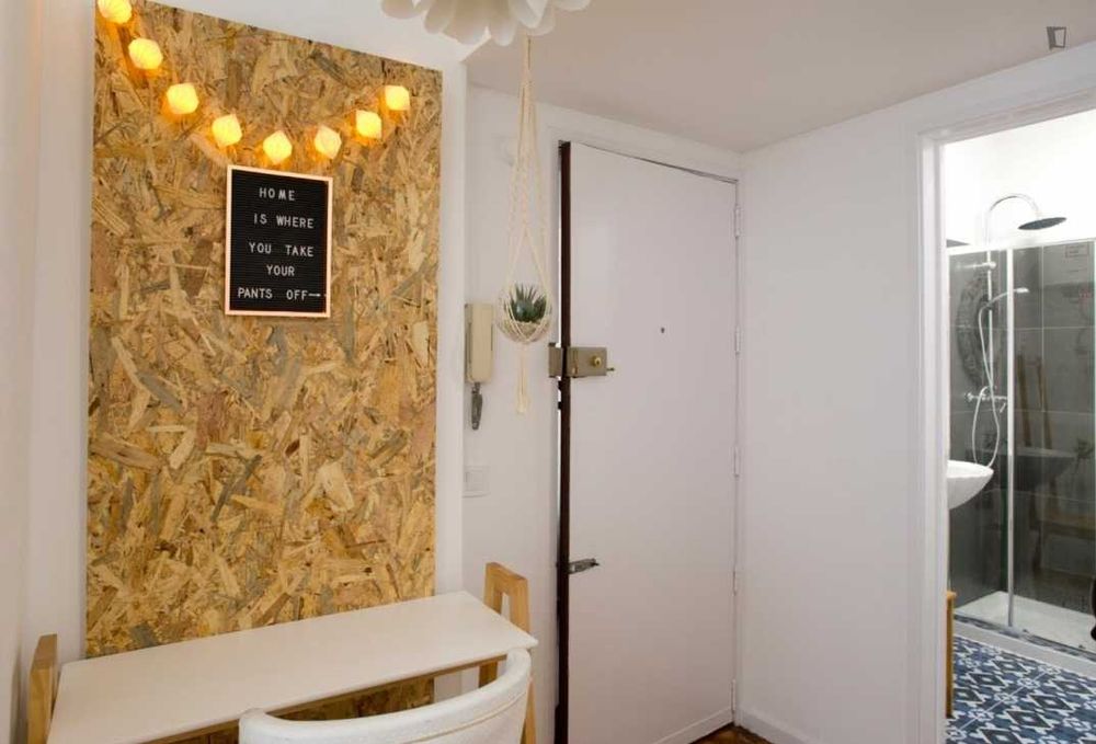 Estúdio com estilo no coração do arroios com patio — o bairro mais cosmopolita de lisboa