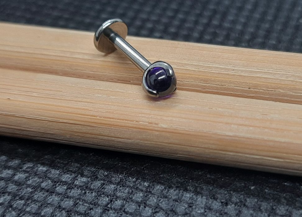 Титанові лабрети в асортименті