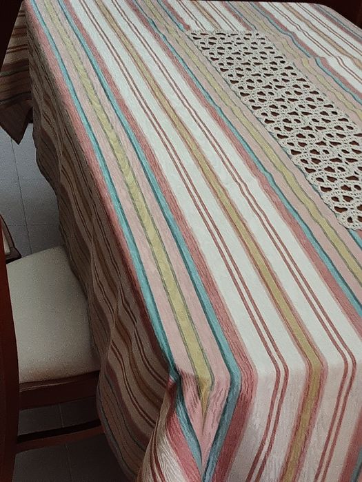 Toalha  de mesa ótimo tecido  com aplicação  em croché