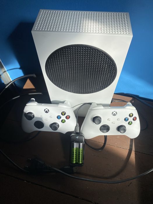 Xbox Series S - 2 comandos e carregador de pilhas