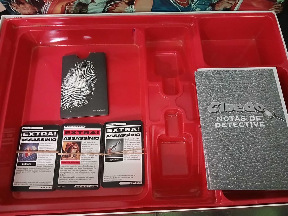 Jogo de tabuleiro Vintage clássico detetive completo versão de 1996. Usado mas está em bom estado e completo com todas as cartas e peças.