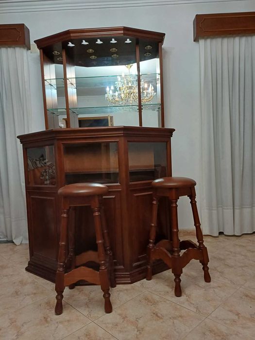 bar em cerejeira com luzes e dois bancos altos