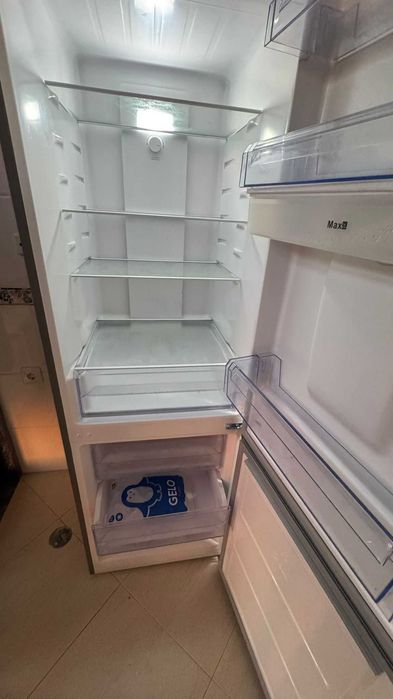 Frigorífico Combinado Inox com Dispensador de Água – Excelente Estado