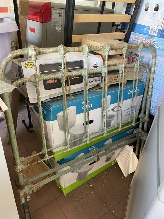 Cama antiga ferro maciço