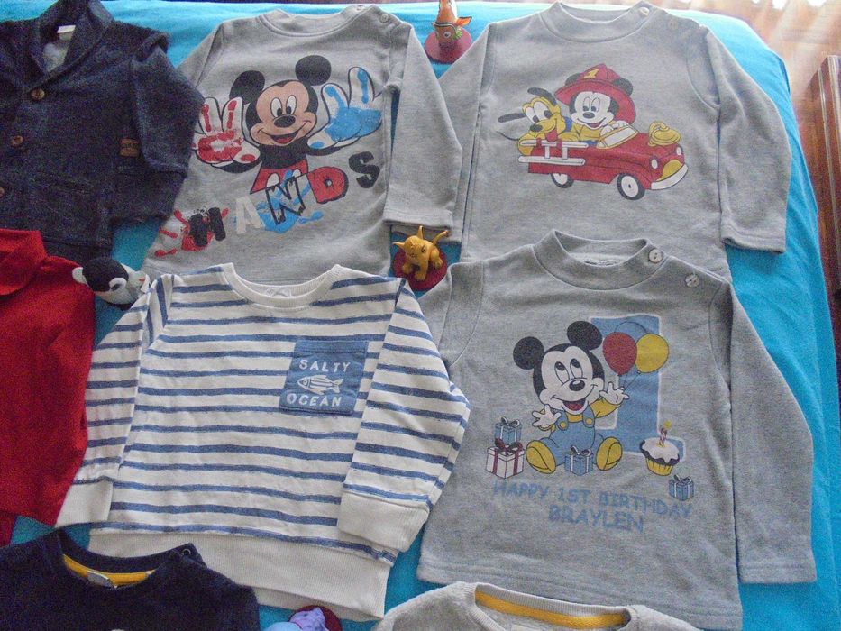 lote de roupa de menino vários brinquedos