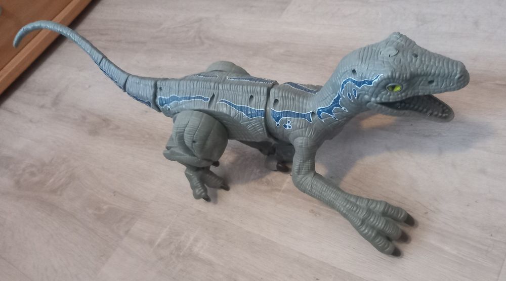 velociraptor dinosaur with sounds and smoke coming out of its mouth.