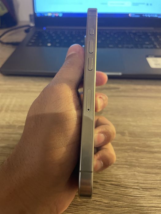 iPhone 15 Pro  sem marcas de uso