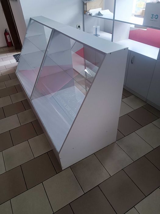 Вітрина виставкова сіра