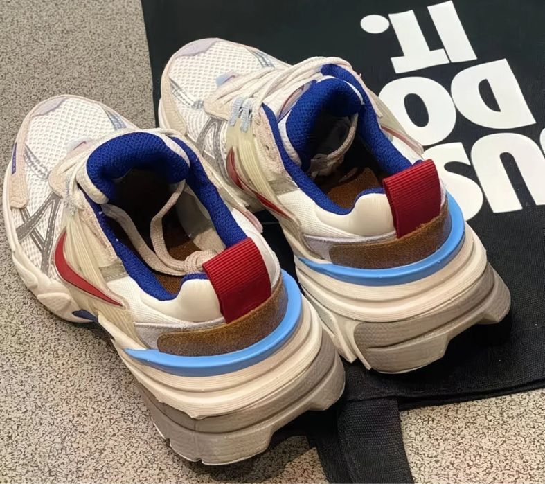 Кросівки Nike V2K
