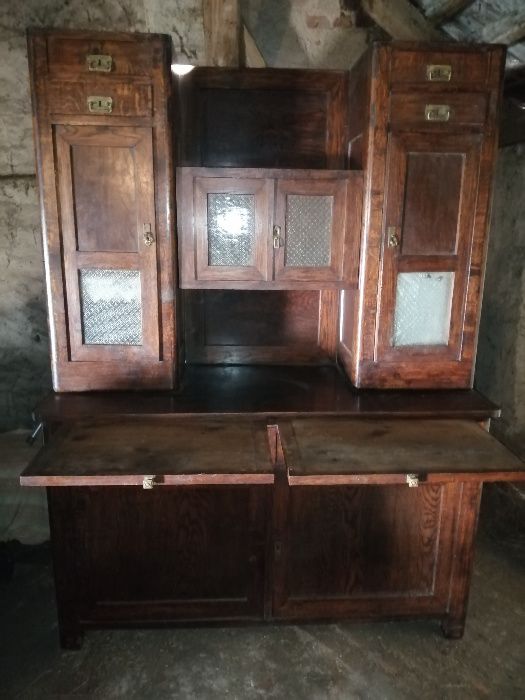 Duży  stary kredens