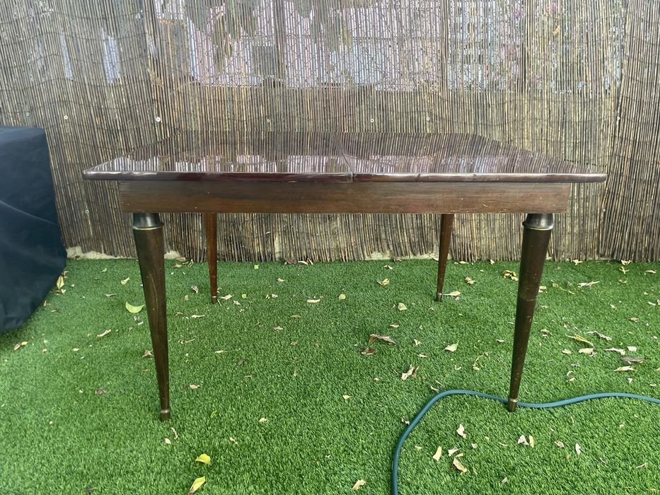Mesa extensiva de madeira
