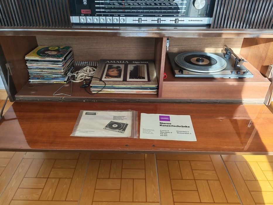 Gabinete de rádio e toca-discos Grundig Mandello 8 vintage dos anos 1970