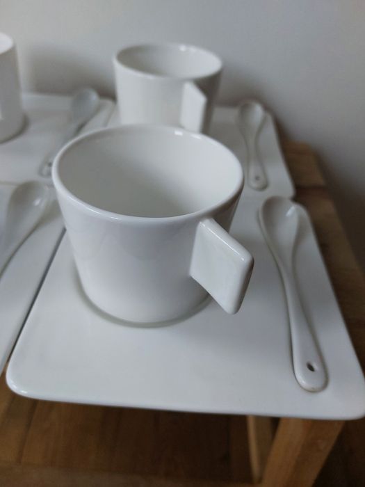 Serwis filiżanki z łyżeczkami i spodkami