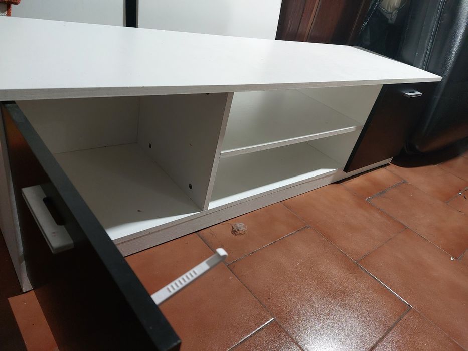 Vendo estes moveis estão bons so precisa de limpeza e  um movel so precisa de por parafusos na parte de trás do movel, vai com oferta do jarrao
