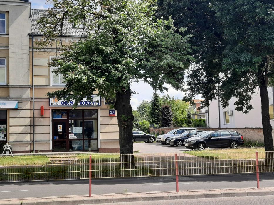Lokal  100 mkw. - 4 pokoje, - gabinety, WC, parking własny.