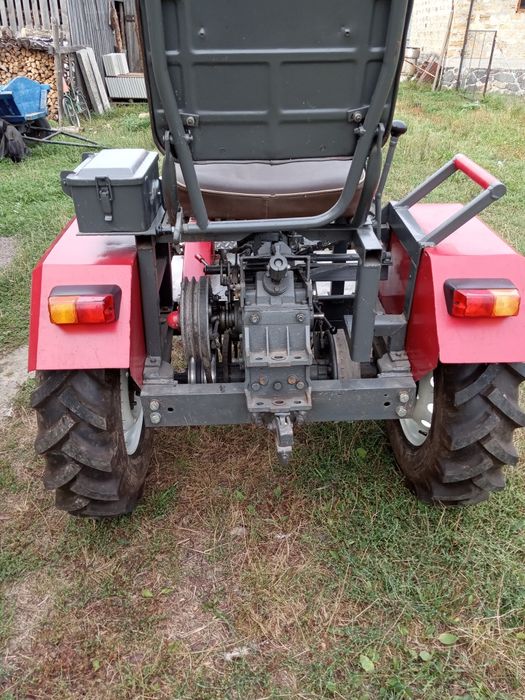 Трактор з мотоблока з плаваючою коробкою.