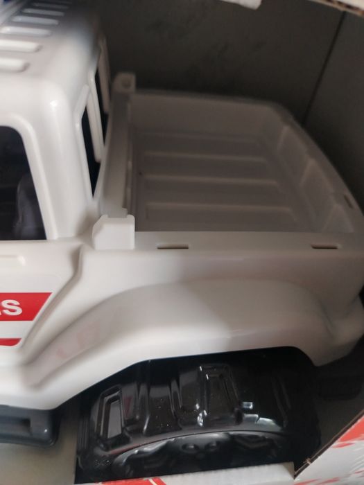 duże Auto terenowe samochód karetka pogotowia