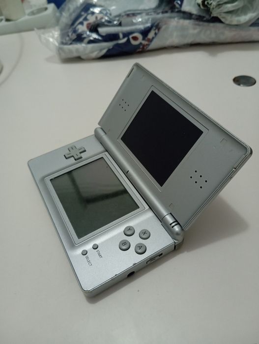 Nintendo DS Lite com mod USB-C (carrega normalmente).