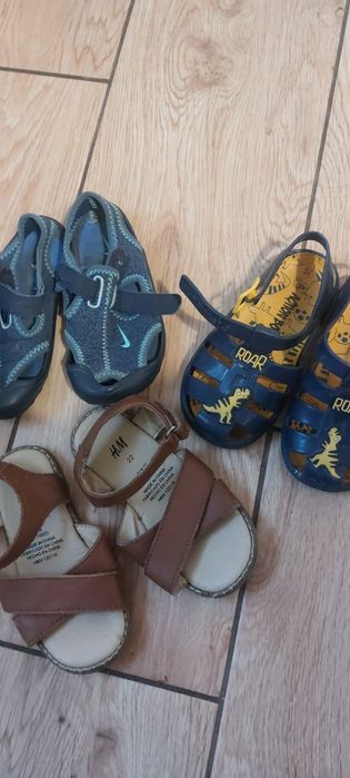 Trzy pary sandałków chlopiecych