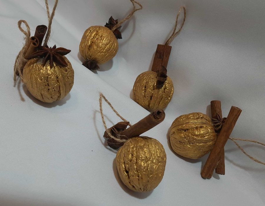 Горіхи золоті, декор на ялинку, прикраса новорічна, золоті горішки
