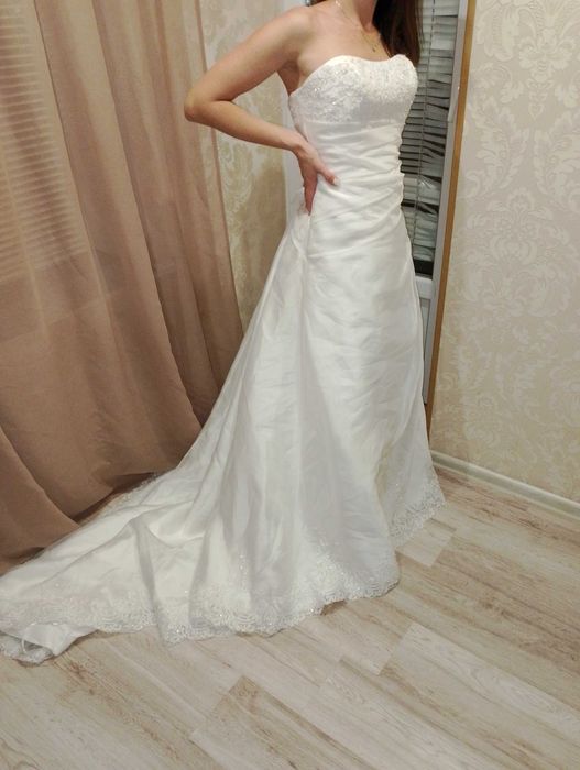 Весільна сукня зі шлейфом