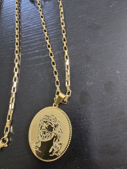 Cordão com pendente em ouro cubano