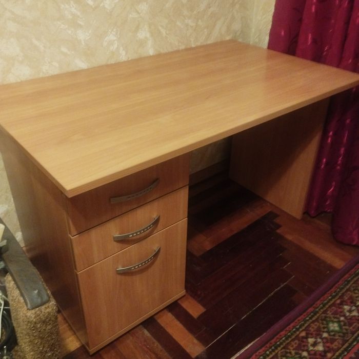 Стол компьютерный  письменный школьный