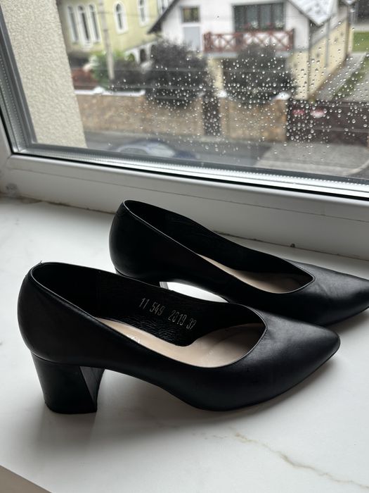 Чорні шкіряні туфлі 37 розмір