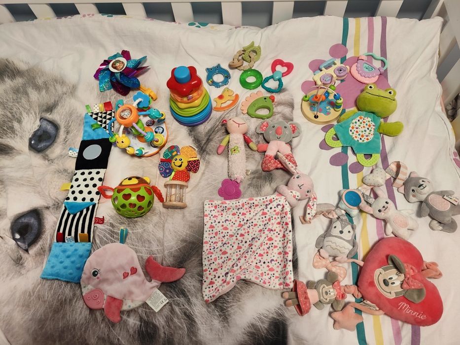 Zestaw zabawek gryzaki grzechotki wieża książeczka pozytywka