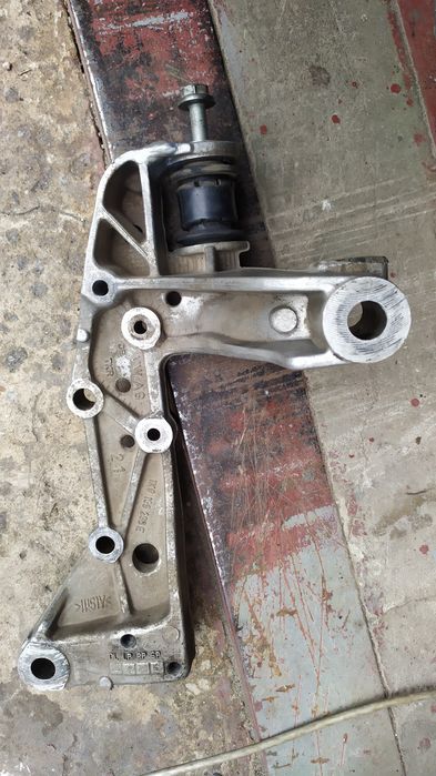 Кронштейн правый 1K0199296E (VW) переднего подрамника VW GOLF PLUS 5