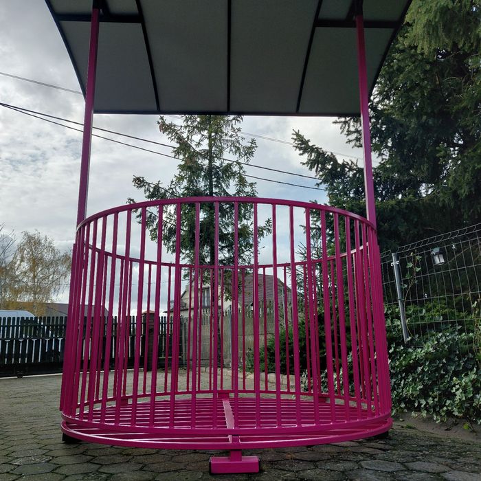 Otwierany paśnik na siano z dnem i zadaszeniem