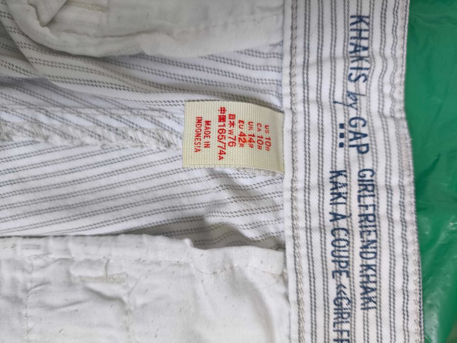 Укороченные джинсы-герлфренды из ткани с мелкой полоской от бренда GAP