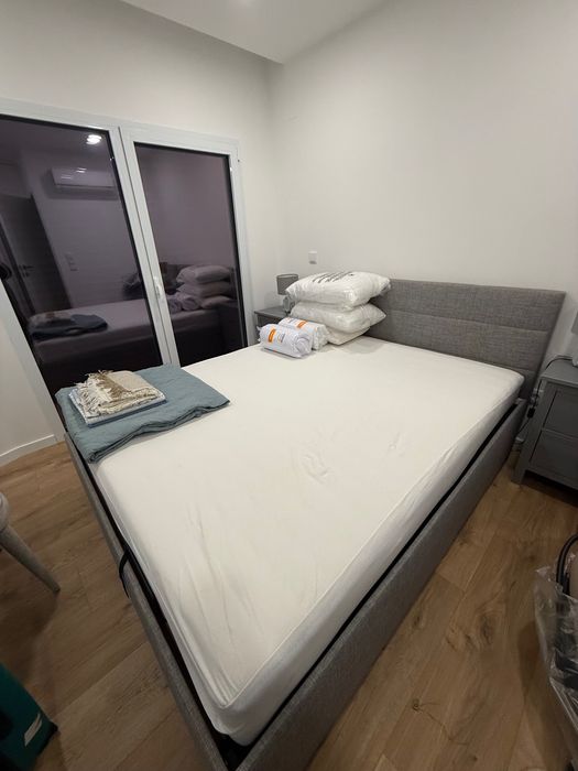 Cama de Casal Estofada 200x160 c/ Arrumação – 2 Anos de Uso, Impecável