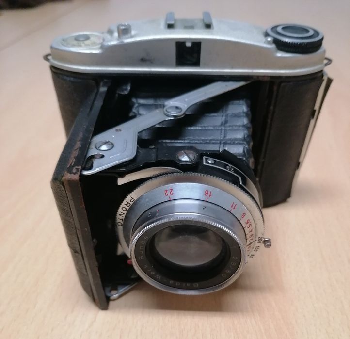 Máquina fotográfica analógica muito antiga 

Marca BALDA BALDI 29

Fab