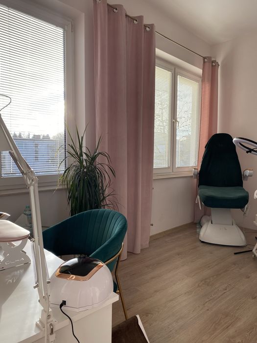 Gabinet lub stanowisko do manicure  na  wynajem / dni lub godziny
