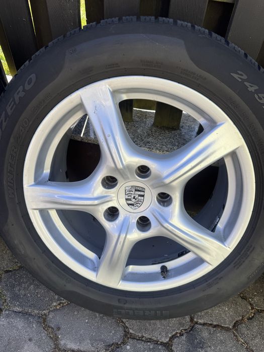 Oryginalne felgi Porshe z oponami zimowymi.