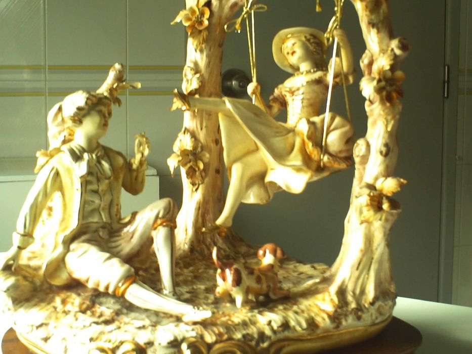 Linda Estatueta em Porcelana Finíssima